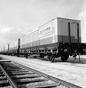 171655 Afbeelding van het vervoer van containers met de Delta Express (Intercontainer van de N.S. en de Deutsche ...